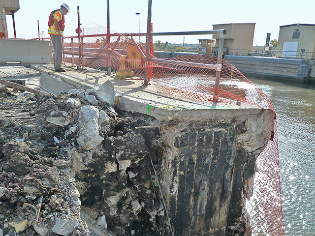 A wall on the 80-year-old Lockport Lock and Dam collapsed into the water while work was being done to repair it. (Progressive Farmer photo by Rock Island Dist., U.S. Army Corps of Engineers)